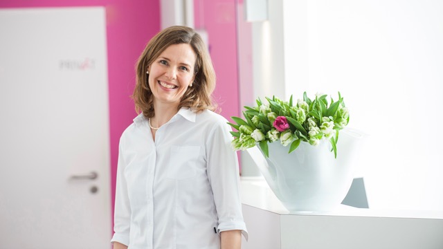 Dr Claudia Banafsche-English-speaking gynaecologist Neuaubing Munich